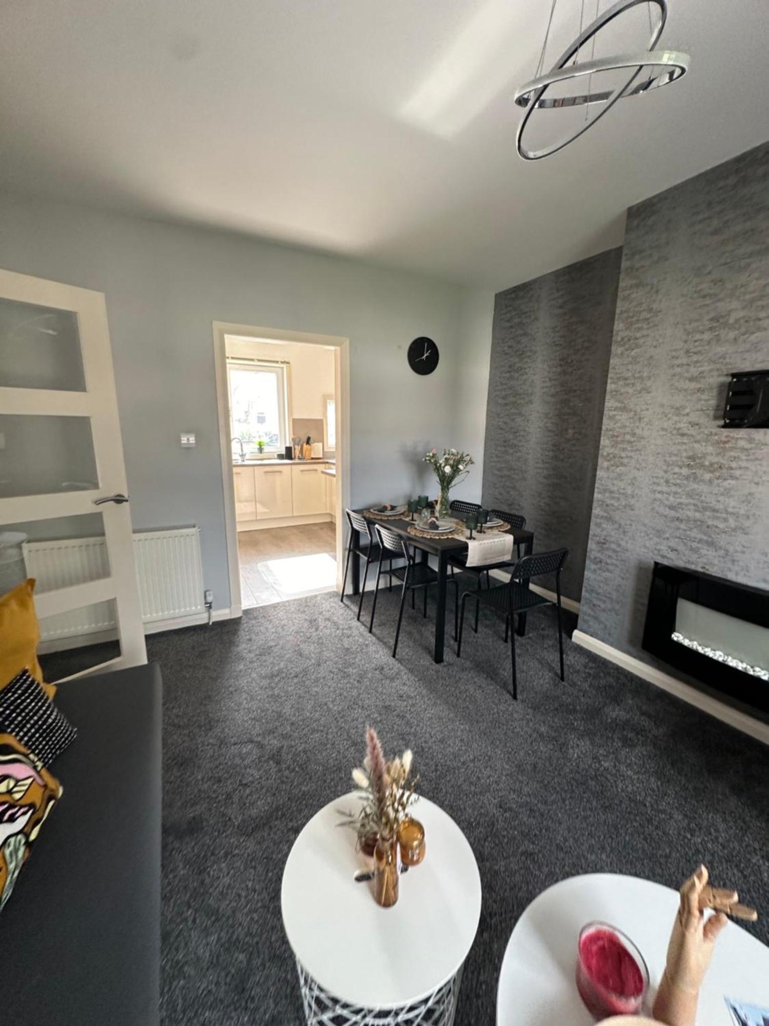 Glasgow Modern Style Home , Separate Entrance Екстер'єр фото